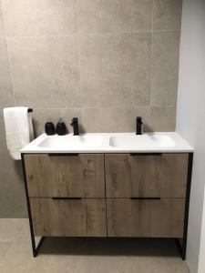 a bathroom with a white sink in a bathroom at Hilton Bella Vista in Hilton