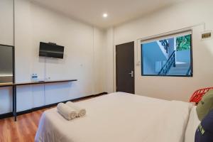 מיטה או מיטות בחדר ב-Urbanview Hotel Sagara Bogor