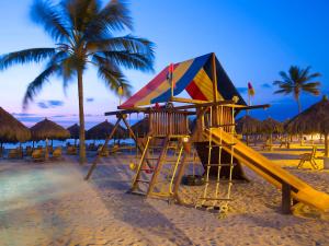 un parque infantil en una playa con palmeras en Paradise Village, en Nuevo Vallarta 