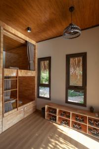 寧平的住宿－Halise Home and Retreat Ninh Binh，客房设有带木质橱柜和窗户的酒窖。