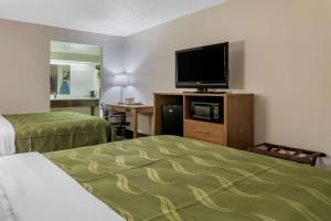 Un pat sau paturi într-o cameră la Quality Inn Brunswick
