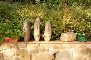 un grupo de zapatos de piedra sentados en una pared de piedra en Villa Vestra in Vinci holiday home en Vinci