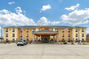 un gran hotel con un estacionamiento delante de él en Comfort Inn & Suites Cedar Rapids North - Collins Road en Cedar Rapids