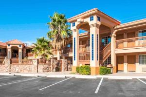 een gebouw met een parkeerplaats ervoor bij Quality Inn & Suites Las Cruces - University Area in Las Cruces