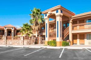 un bâtiment avec un parking en face de celui-ci dans l'établissement Quality Inn & Suites Las Cruces - University Area, à Las Cruces