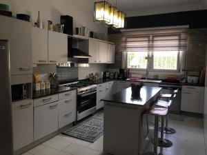 Dapur atau dapur kecil di Stunning 3-Bed House in Tema-Ahenfie Villa