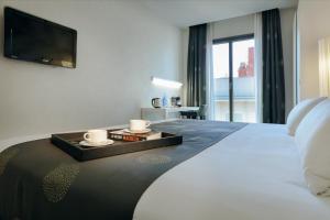 a hotel room with a bed and a television at RAMBLAS HOTEL powered by Vincci Hoteles in Barcelona
