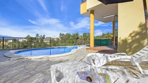 un patio avec des chaises et une piscine dans l'établissement Villa Camel - Lloret de Mar, à Mont Barbat