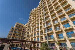 Foto da galeria de HiGuests - Luxurious 1BR Apartment with balcony in JVC em Dubai