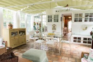 een woonkamer met een tafel en stoelen bij Casa Rural A Capela Carracido in Porriño