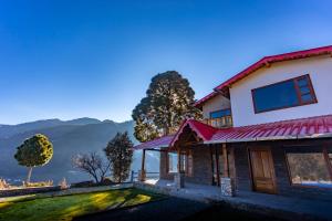 una casa con vista sulle montagne di Seclude Ramgarh Willows a Rāmgarh