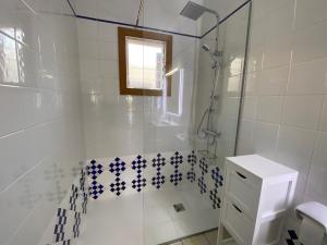 Koupelna v ubytování "Es Vell Marí" Casa en primera línea con vistas al mar, parking privado y WiFi + 32 fotografií