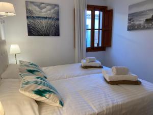 Postel nebo postele na pokoji v ubytování "Es Vell Marí" Casa en primera línea con vistas al mar, parking privado y WiFi