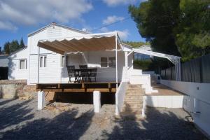 Casa blanca pequeña con porche y terraza en Villa Marineu Las Fuentes, en Alcossebre