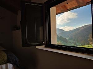 uma janela com vista para a montanha em Mokorroko Borda Hostal Rural em Echalecu