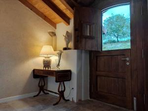 een kamer met een deur en een tafel met een lamp bij Mokorroko Borda Hostal Rural in Echalecu