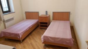 מיטה או מיטות בחדר ב-Spacious apartment in Aygedzor street