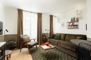 una sala de estar con un sofá y una mesa en My Maison In Paris Montmartre, en París