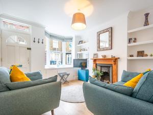 uma sala de estar com dois sofás e uma lareira em Pass the Keys Cosy terrace within city walls ideal for exploring em Canterbury