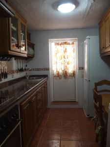 Kuchyň nebo kuchyňský kout v ubytování Casa Luciíta: Agradable con chimenea, patio y BBQ.