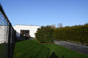 a house with a fence and a grass yard at Vakantiehuis Hagegoud: erop uit in het Hageland in Geetbets