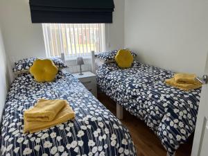 A bed or beds in a room at Gone To The Beach Flat 1