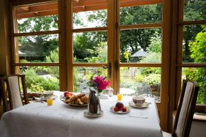 una mesa con un plato de comida y flores en ella en Le Clos Chedeville, en Chartres