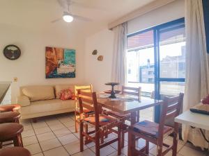- un salon avec une table et un canapé dans l'établissement Condomínio frente mar na Praia dos Ingleses - HB08F, à Florianópolis