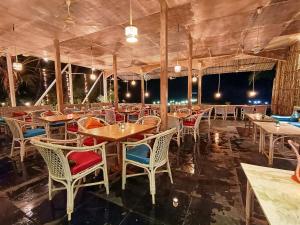 Restaurace v ubytování Chique Shanti Resort + 37 fotografií