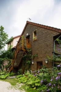 een huis met een houten trap aan de zijkant bij Le Clos Chedeville in Chartres