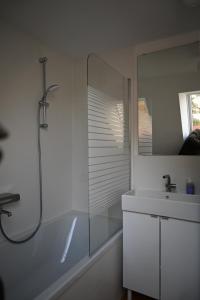 Kylpyhuone majoituspaikassa Hyggelig in Holstein