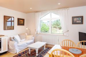 A seating area at Tidewater Apartment Baltimore by Trident Holiday Homes