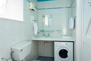 A bathroom at Tidewater Apartment Baltimore by Trident Holiday Homes