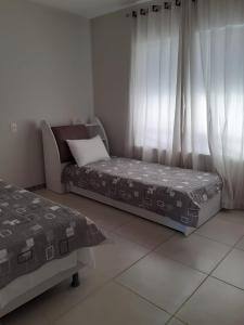Llit o llits en una habitació de Apartamento Com Ar Cond e WIFI no Villa das Águas - Praia do Saco