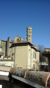 un edificio con una torre de reloj encima en Kira, en Uzès