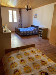 Ένα ή περισσότερα κρεβάτια σε δωμάτιο στο A la petite maison de village