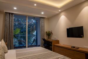TV a/nebo společenská místnost v ubytování Perch Service Apartment-MG Road