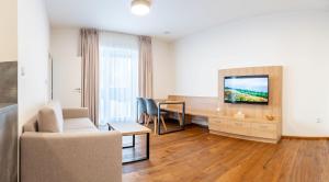 Televízia a/alebo spoločenská miestnosť v ubytovaní Apartmány Resort Vrchlabí