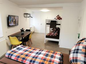 Speedys Bed & Breakfast في Reimerath: غرفة مع طاولة وسرير وغرفة طعام