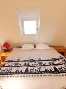 Un ou plusieurs lits dans un hébergement de l'établissement Superbe maison avec exceptionnelle vue mer
