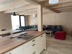 kuchnia i salon ze stołem i krzesłami w obiekcie Chalet Rokytnice w Rokitnicach nad Izerą