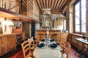 a dining room with a table and chairs in a room at Central & Atypique T3 Parking privé Opera/Terreaux in Lyon