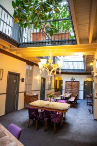 Habitación con mesa y sillas en un edificio en Grand Hôtel d'Orléans, en Toulouse