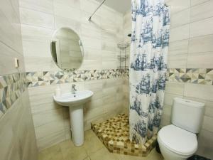 モスクワにあるМини Отель Hanakaのバスルーム(洗面台、トイレ、シャワーカーテン付)