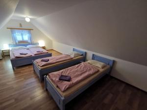 Posteľ alebo postele v izbe v ubytovaní CHALUPA NA MLÝNĚ