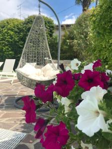 a bunch of flowers in front of a swing at Maison Fortune in Castelnuovo del Garda