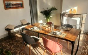 a dining room with a table and chairs at Le Tilleul du Perche - Jardin clos - Fibre - Télétravail - Parking privé in La Ventrouze