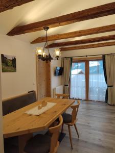 Veitenhof في كريمل: غرفة طعام مع طاولة وكراسي خشبية