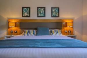 Tempat tidur dalam kamar di Hotel Restaurant San Lucianu