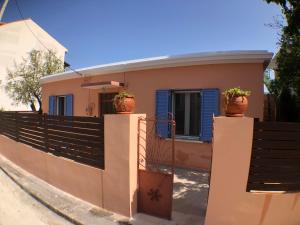 dom z dwoma doniczkami na płocie w obiekcie METROPOLIS Argostoli House/villa with garden & pool-jacuzzi w mieście Argostoli
